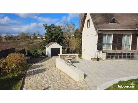 maison individuelle d'environ 121 m² + sous-sol total de 80 m² aménagé (idéal pour activit