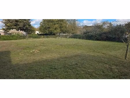 terrain constructible 831m²
