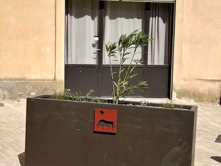 local commercial / bureau 42 m² rénové - centre le thor - vitrine - disponible immédiateme