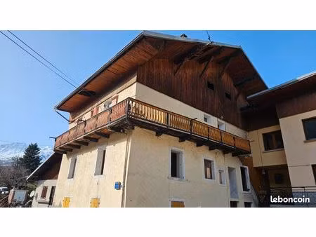 bâtisse 430m² à rénover 4 appartements + parcelle + pc validé