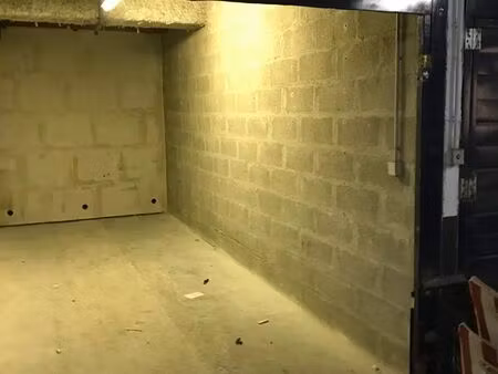 à louer - réserve / box fermé en sous-sol au marché malassis (puces de saint-ouen)