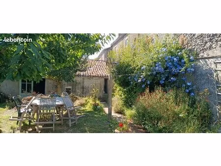 maison 4 pièces 114m2 - 3 chambres - garage + cave - terrain 360m2- située au coeur du vil