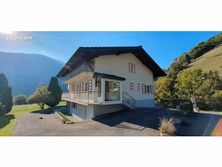 maison proche cœur du village  4 chambres  250 m2 à exploiter