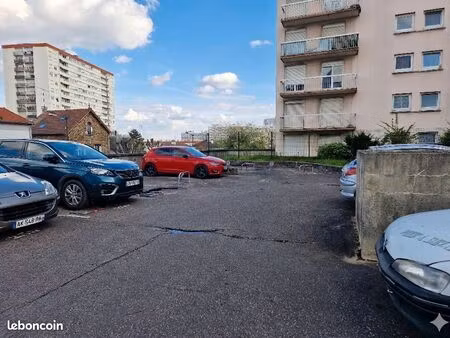 parking extérieur près tram et musée mac val
