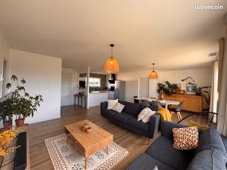 maison récente avec jardin