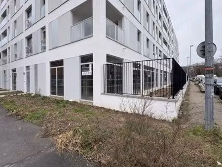 local commercial neuf à louer avec extraction