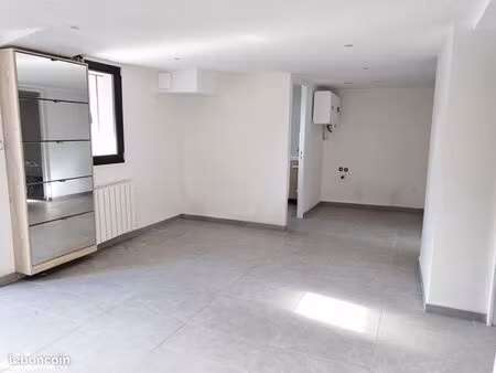 sevran - local professionnel de 46 m2 avec parking