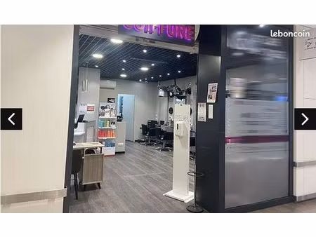 fond de commerce > salon de coiffure moderne en galerie marchande très dynamique / frontiè