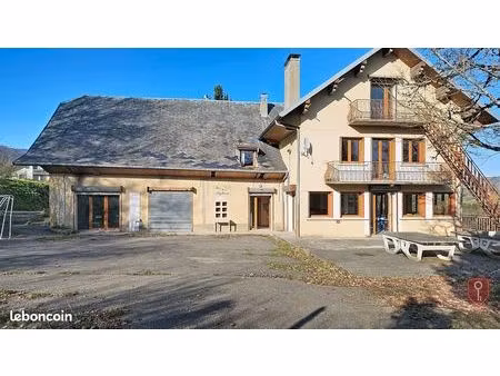 local 962 m² cruseilles