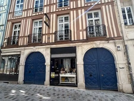 local commercial de 8m2 dans cour avec cave de 81 m2