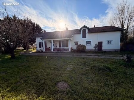 maison 150 m2 et 150 m2 de comble à aménager et 2500 m2 de jardin avec garage et dépendanc