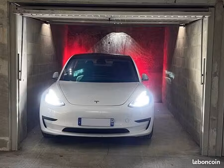 grand garage / box sécurisé et éclairé larg. 2.86m (14m²) à louer proche de la gare rer / 