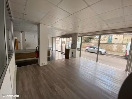 local commercial à louer – 150 m² – mantes-la-jolie