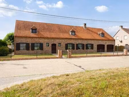 grote landelijke villawoning op een perceel van 1530 m²