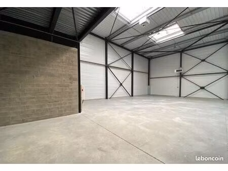 local 450 m² persan