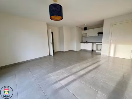 appartement t3 avec une terrasse de 12m2 un balcon et une pl