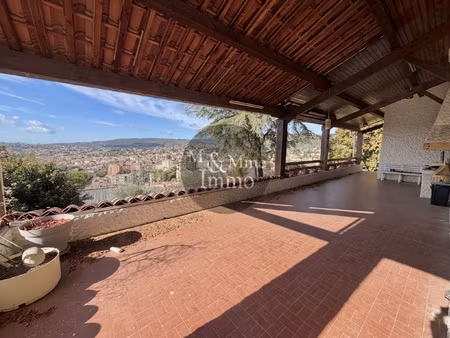 ensemble immobilier avec vue panoramique sur les hauteurs de