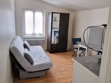 studio loué meublé et équipé