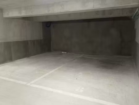 parking à louer au pied du métro universite