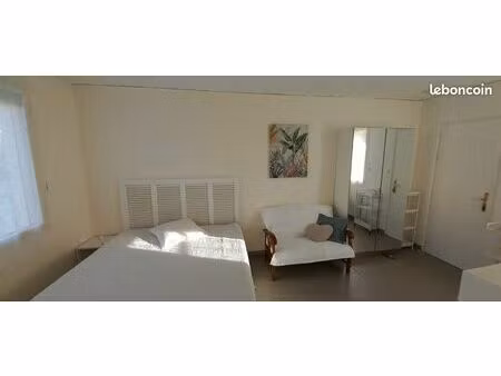 location d'un studio de 22m2 en rez-de-jardin avec salle de bain indépendante  kitchenette