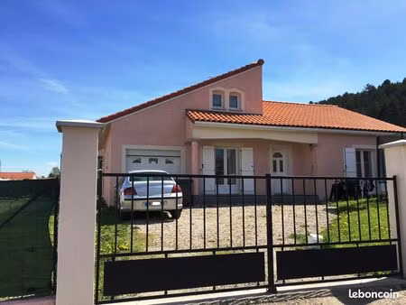 grande villa récente avec garage avec jardin clos et arboré