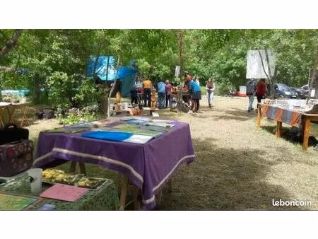 loue terrain pour eccolieu avec rivière  puits  hangar  forêt