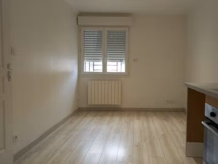989 - appartement - t2 - nozay - disponible mi-mars