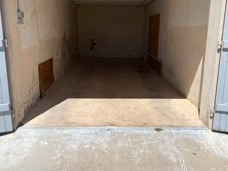 loue grand garage avec mezzanine 25m2