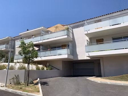 t2 avec terrasse et parking à toulon