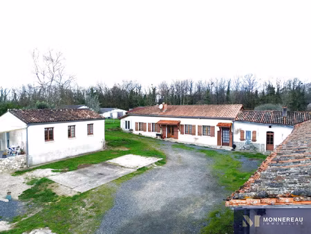 longere charentaise avec dependances et studio independant.