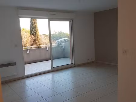 location appartement t3 dernier et 4ème étage centre ville istres