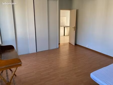 à louer apart f1 40m2 composé d’une chambre avec kz  salle de bain avec douche  wc separé 