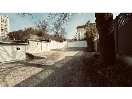 terrain inconstructible de 362 m² avec 10 boxes loués