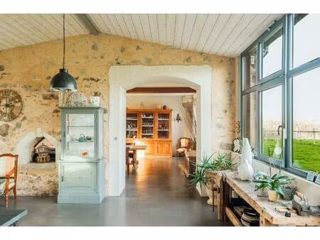 propriété du xvie avec gîtes  piscine et salle de réception