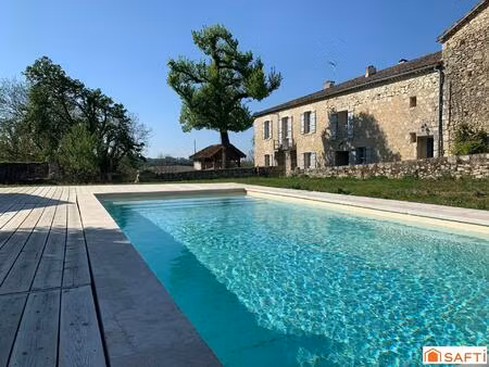 corps de ferme avec gîtes  piscine et pigonnier