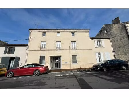 appartement saint-jean-d'angély 286 m² t-1 à vendre  372 750 €