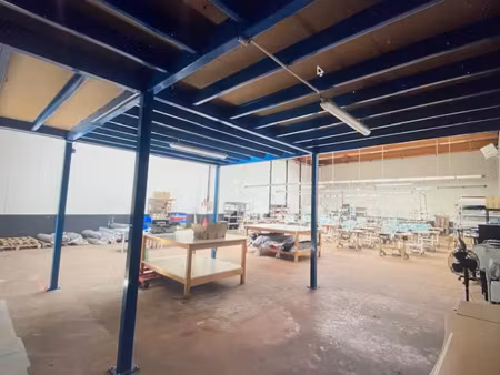 decines : 605 m2 en parfait état - disponible