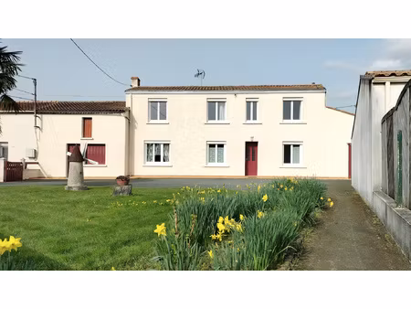 maison familiale avec dépendances et terrain