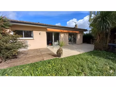 maison avec terrasse et jardin arboré .