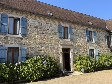 charmant ensemble béarnais avec maison rénovée  granges et po