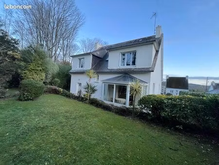 grande maison 6 pièces avec jardin clos de murs proche des commodités dans un environnemen