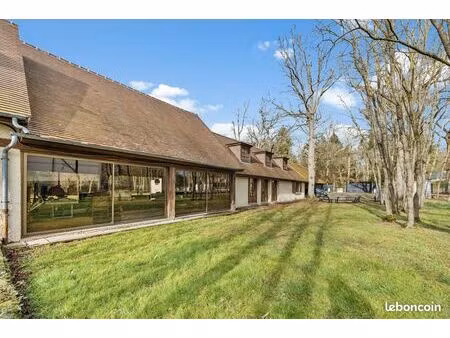 domaine du lys. vaste maison avec jardin  sur 6506 m² de terrain