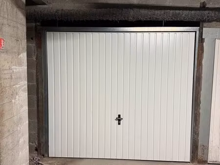 grand box fermé - voiture + scooter possible