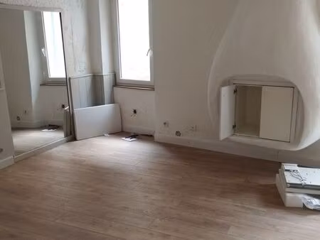 pertuis - maison de village t.4 avec terrasse tropézienne