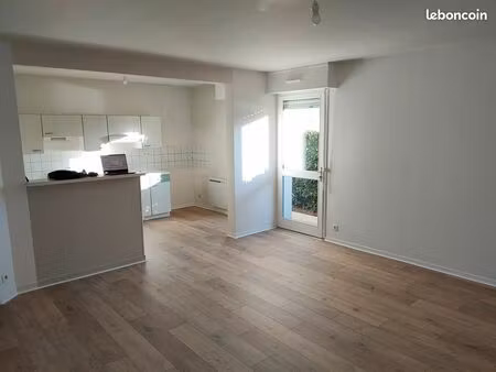 t2 lumineux 53 m² rez de chaussée avec petite terrasse + garage fermé – centre-ville – 650