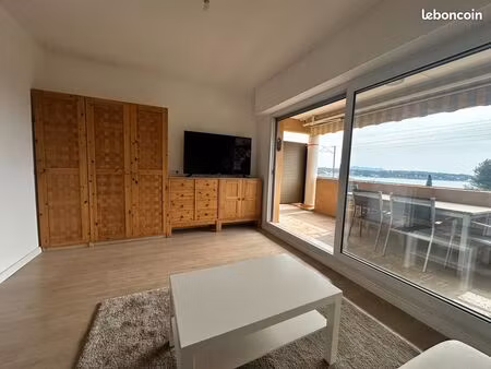 studio meublé vue mer – balcon 10 m² plein sud – clim – 500 m plage – bandol