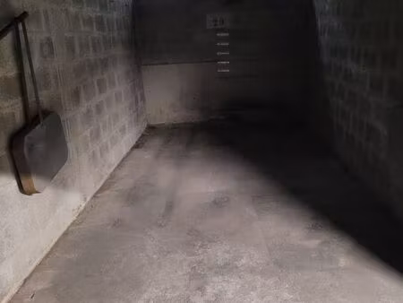 garage/ box fermé et sécurisé