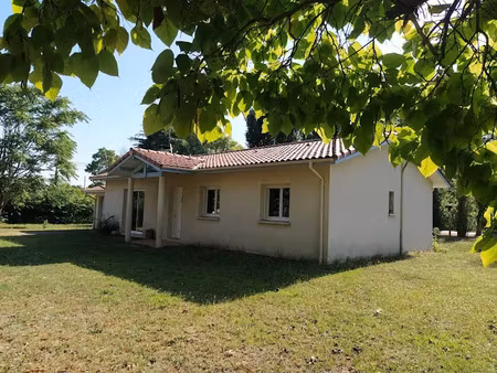 location meublée maison 4 pièces 92 m² à bazas (33430)  850 €