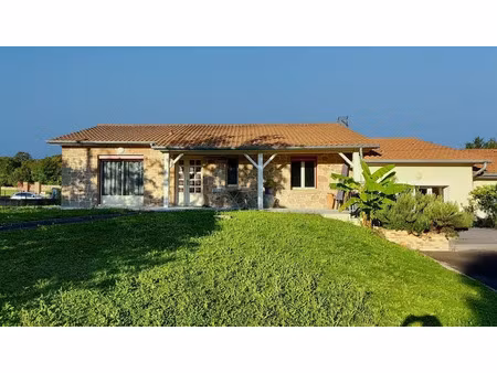 location maison 5 pièces 140 m² à billom (63160)  1 265 €