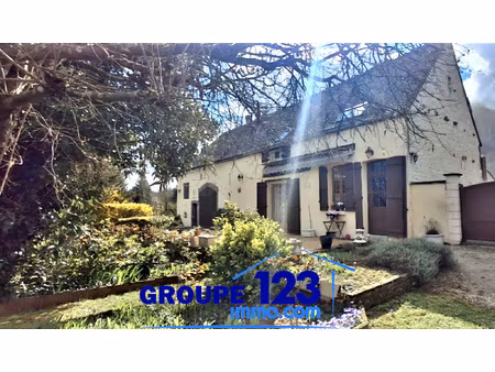 authentique corps de ferme sur beau terrain arboré avec terr